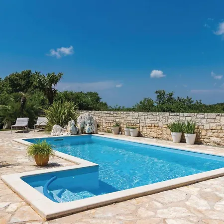 Three-bedroom In Stifanići